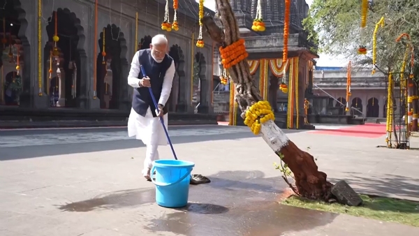 PM Modi cleans temple